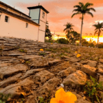 Igreja do Bonfim ganha cenário dourado no pôr do sol em Piri