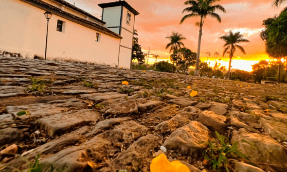 Igreja do Bonfim ganha cenário dourado no pôr do sol em Piri Igreja do Bonfim ganha cenário dourado no pôr do sol em Piri