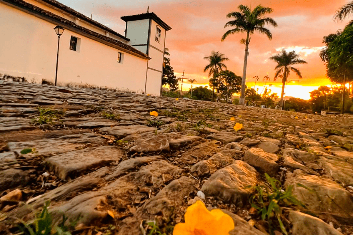 Igreja do Bonfim ganha cenário dourado no pôr do sol em Piri