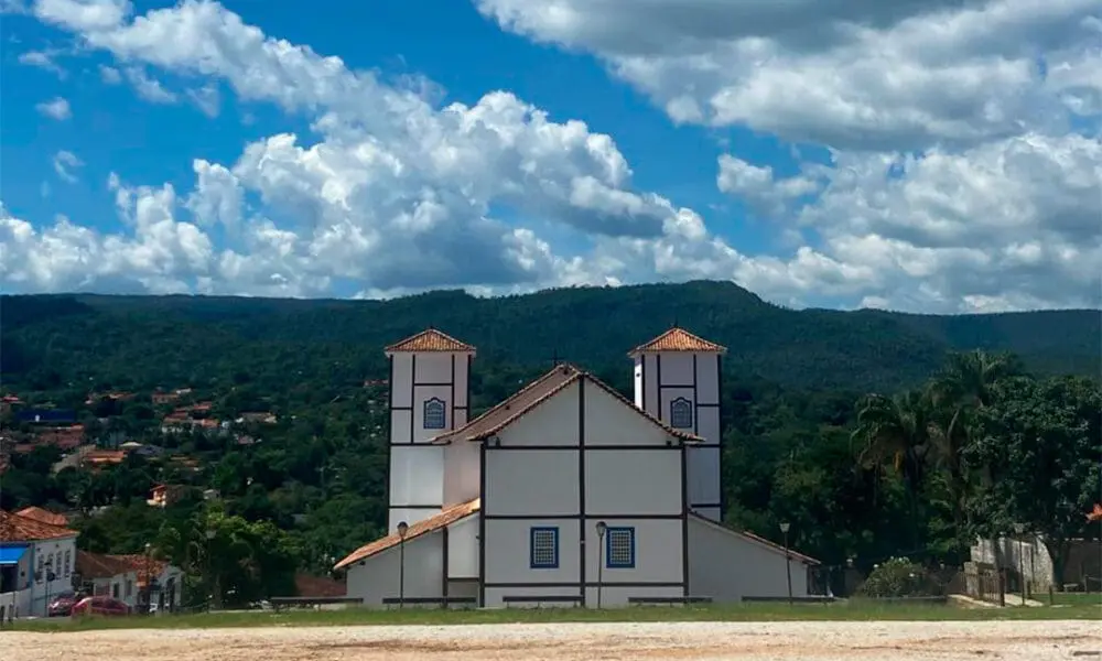 Pirenópolis e Serra dos Pireneus em cenário histórico