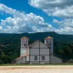 Pirenópolis e Serra dos Pireneus em cenário histórico