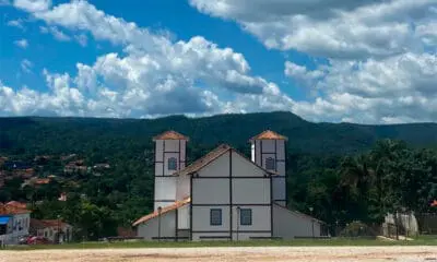 Pirenópolis e Serra dos Pireneus em cenário histórico