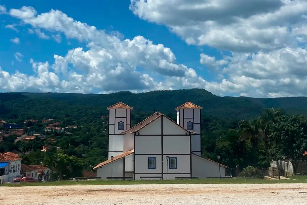 Pirenópolis e Serra dos Pireneus em cenário histórico