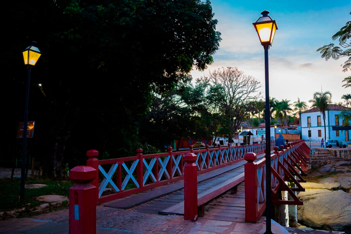 Descubra a Beleza da Ponte sobre o Rio das Almas
