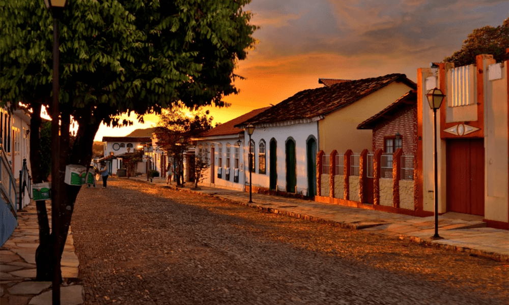 Pôr do sol em Pirenópolis transforma ruas históricas da cidade