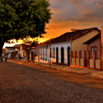 Pôr do sol em Pirenópolis transforma ruas históricas da cidade