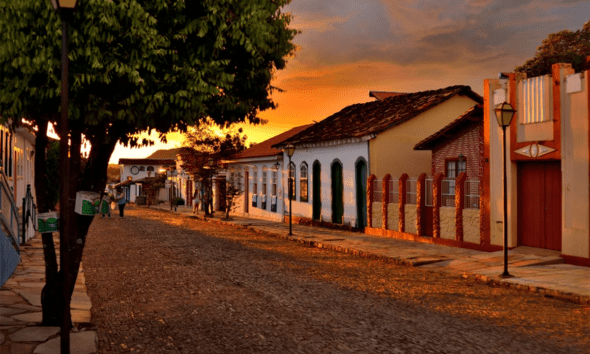 Pôr do sol em Pirenópolis transforma ruas históricas da cidade Pôr do sol em Pirenópolis transforma ruas históricas da cidade