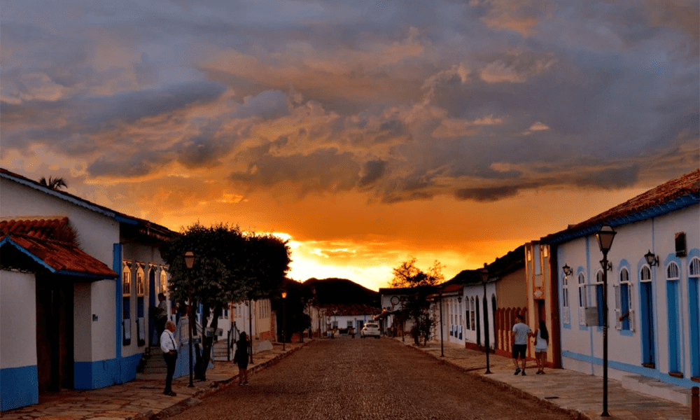 Rua Nova em Pirenópolis ganha tons dourados no fim da tarde