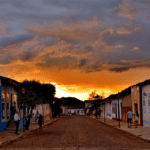 Rua Nova em Pirenópolis ganha tons dourados no fim da tarde
