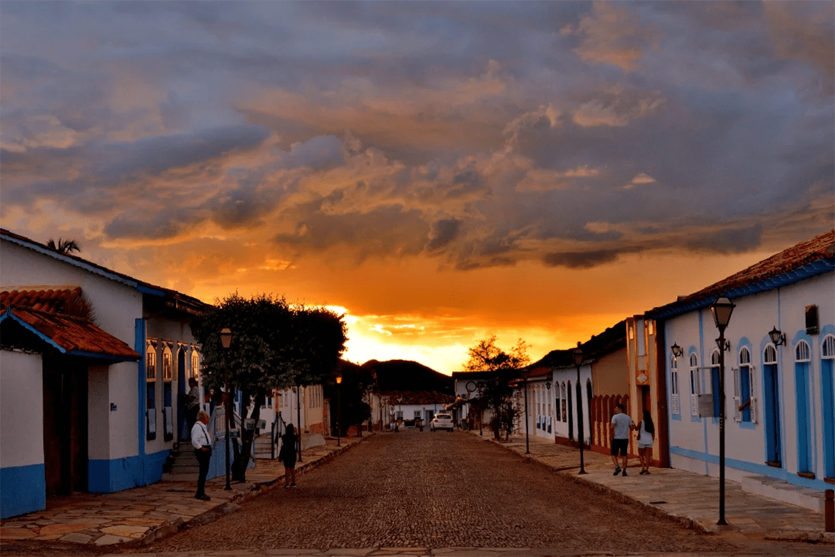 Rua Nova em Pirenópolis ganha tons dourados no fim da tarde