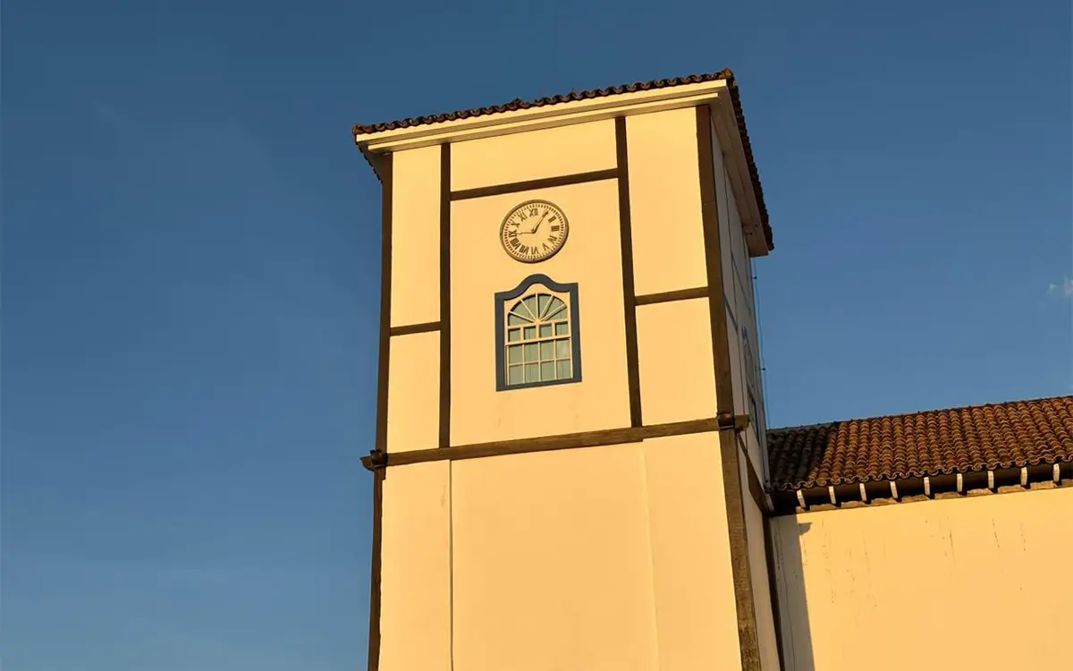 Torre da Matriz Pirenópolis: relógio e paisagem urbana