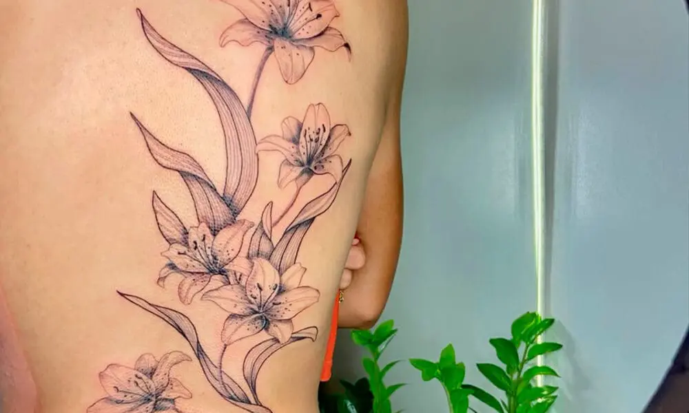 Wanessa Fernandes Tattoo em Pirenópolis: traços finos e floral