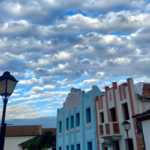 céu de outono, Pirenópolis, Centro Histórico, arquitetura colonial, paisagem urbana, fotografia, turismo em Goiás, Cerrado, ruas históricas, Portal Piri