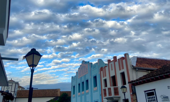 céu de outono, Pirenópolis, Centro Histórico, arquitetura colonial, paisagem urbana, fotografia, turismo em Goiás, Cerrado, ruas históricas, Portal Piri