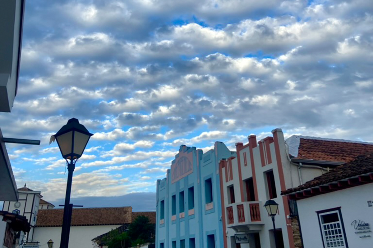Céu de outono desenha as ruas de Pirenópolis: uma experiência mágica