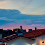 Fim de tarde colore o céu sobre os telhados de Pirenópolis