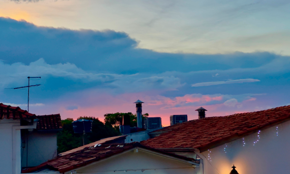 Fim de tarde colore o céu sobre os telhados de Pirenópolis Fim de tarde colore o céu sobre os telhados de Pirenópolis