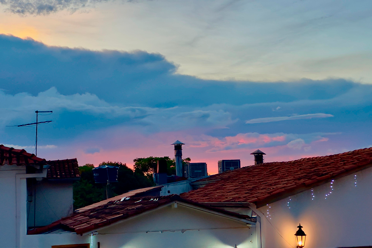 Fim de tarde colore o céu sobre os telhados de Pirenópolis