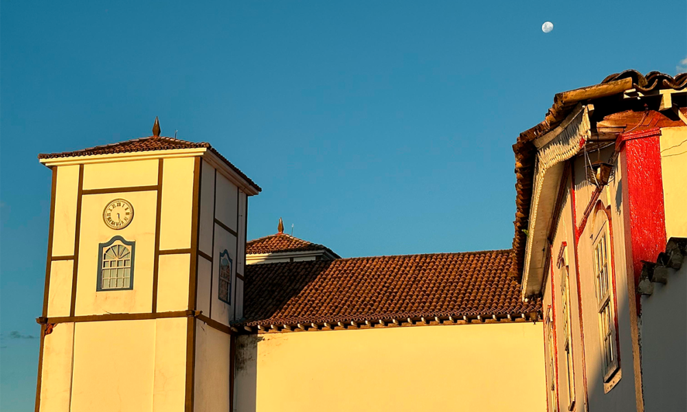 Igreja Matriz e a lua dividem o céu de Pirenópolis ao entardecer