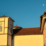 Igreja Matriz e a lua dividem o céu de Pirenópolis ao entardecer