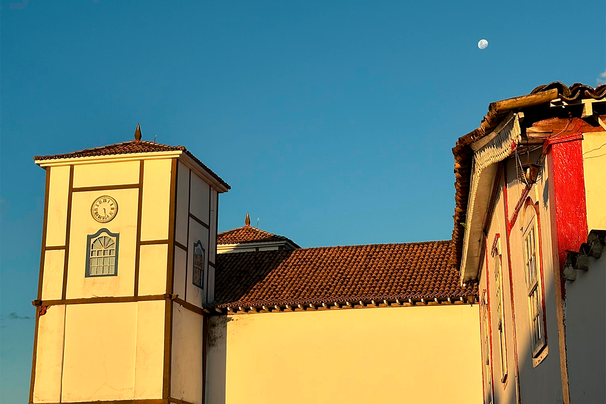 Igreja Matriz e a lua dividem o céu de Pirenópolis ao entardecer