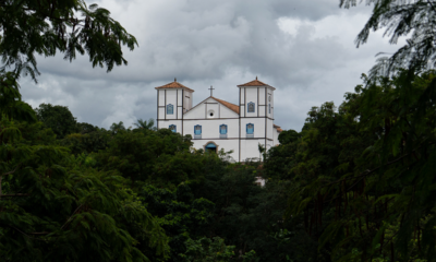 Igreja Matriz se destaca entre o verde de Pirenópolis Igreja Matriz se destaca entre o verde de Pirenópolis