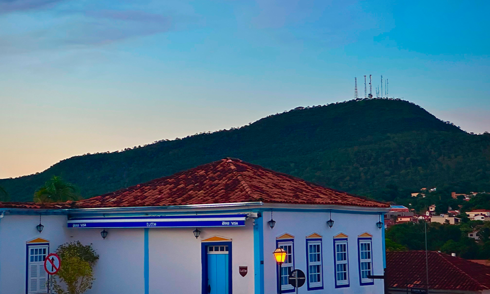 Morro do Frota emoldura o fim de tarde em Pirenópolis