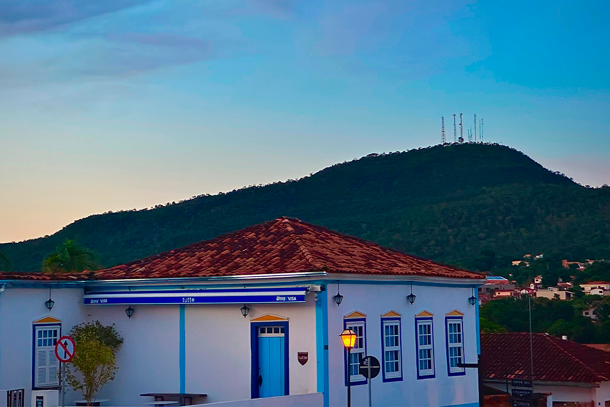 Morro do Frota emoldura o fim de tarde em Pirenópolis
