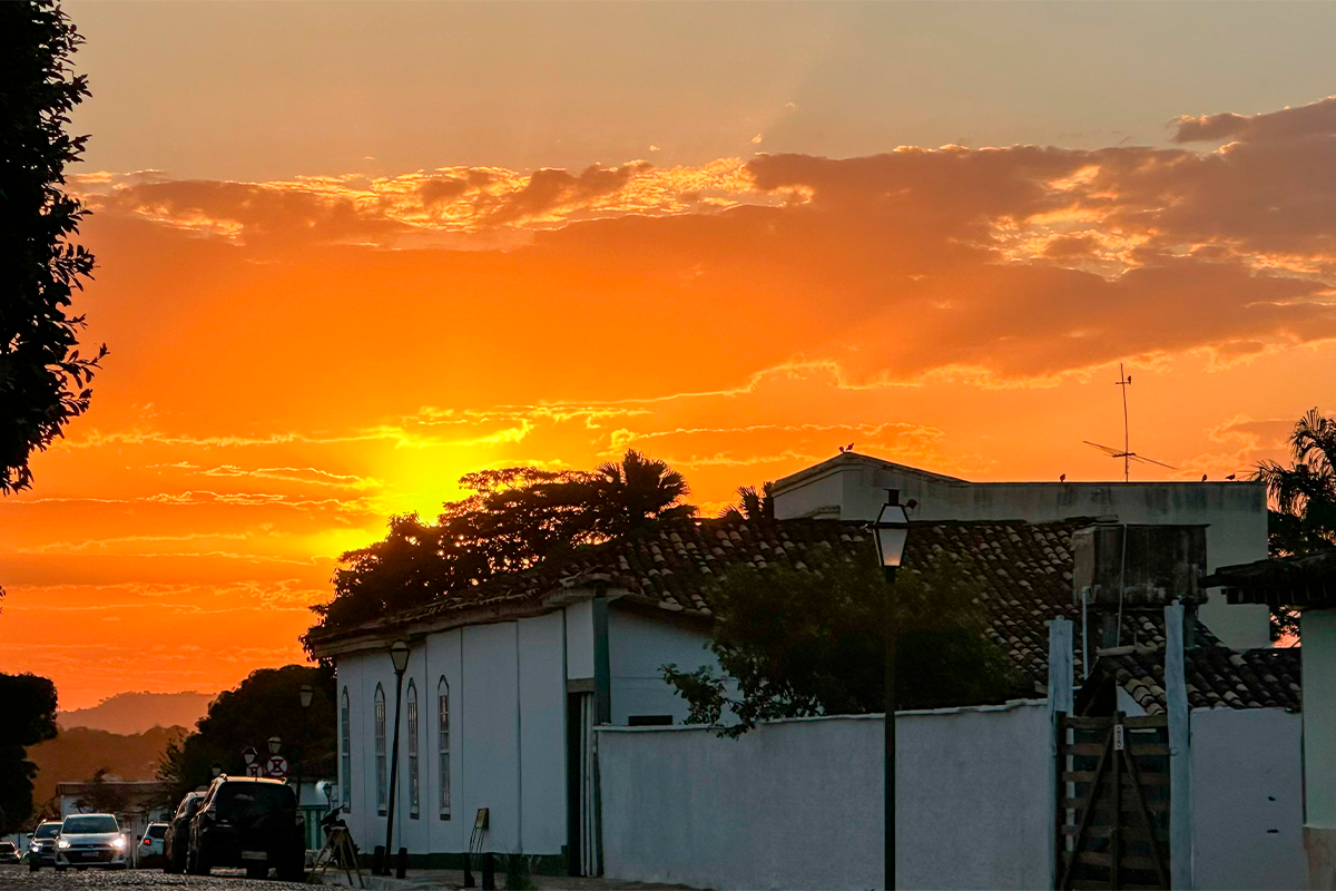 Pôr do sol em Pirenópolis colore o Centro Histórico