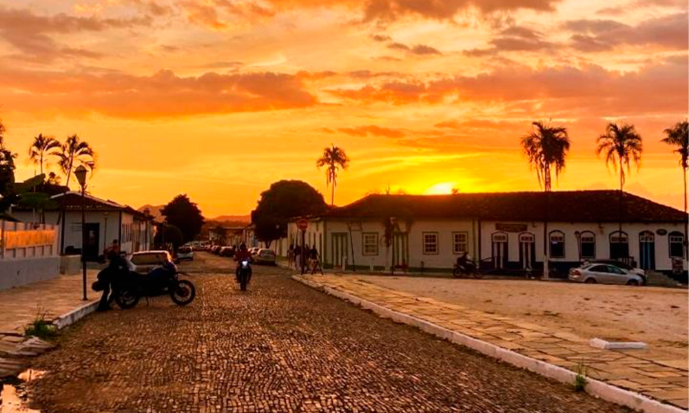 Pôr do sol transforma o Centro Histórico de Pirenópolis em espetáculo de cores