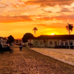 Pôr do sol transforma o Centro Histórico de Pirenópolis em espetáculo de cores