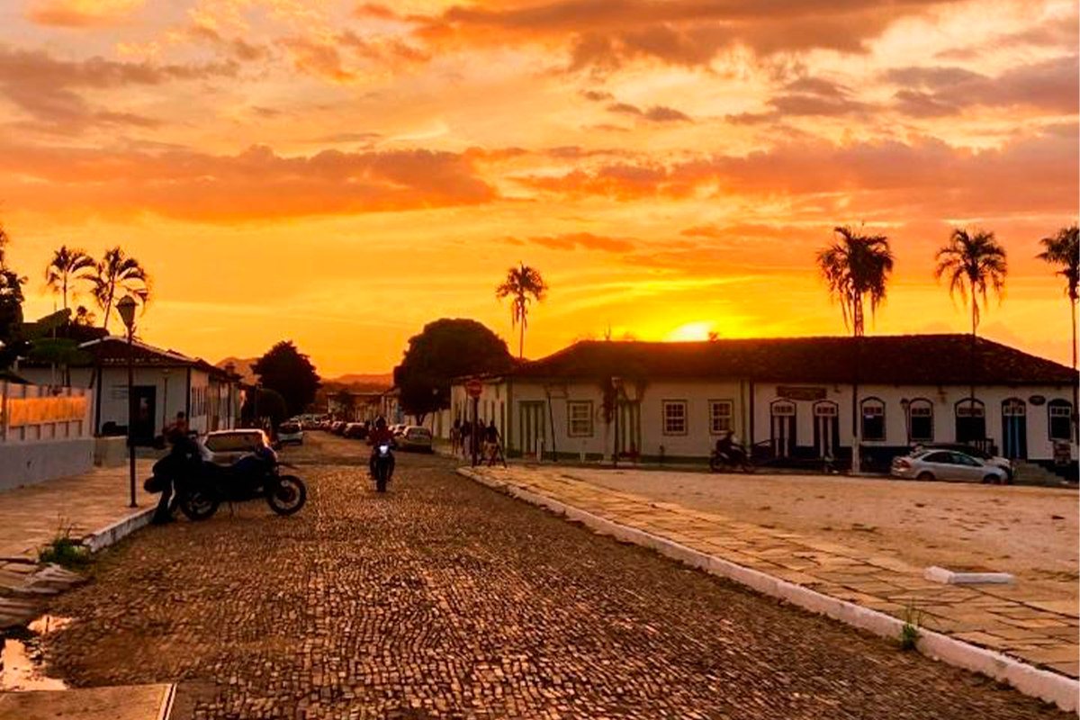 Pôr do sol transforma o Centro Histórico de Pirenópolis em espetáculo de cores