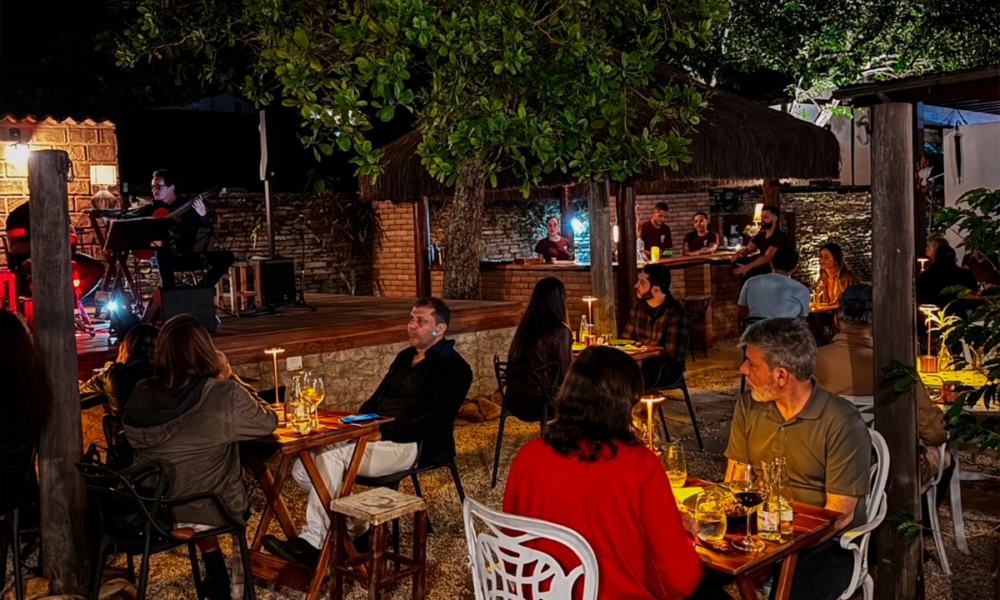 Quintal do Jobim estreia com música e gastronomia