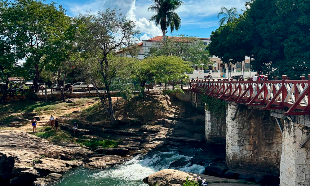 Rio das Almas desenha caminhos no centro de Pirenópolis