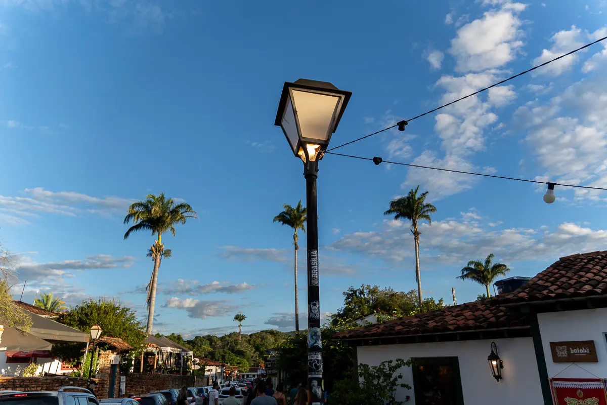 Rua das Lojinhas revela o charme do entardecer em Pirenópolis