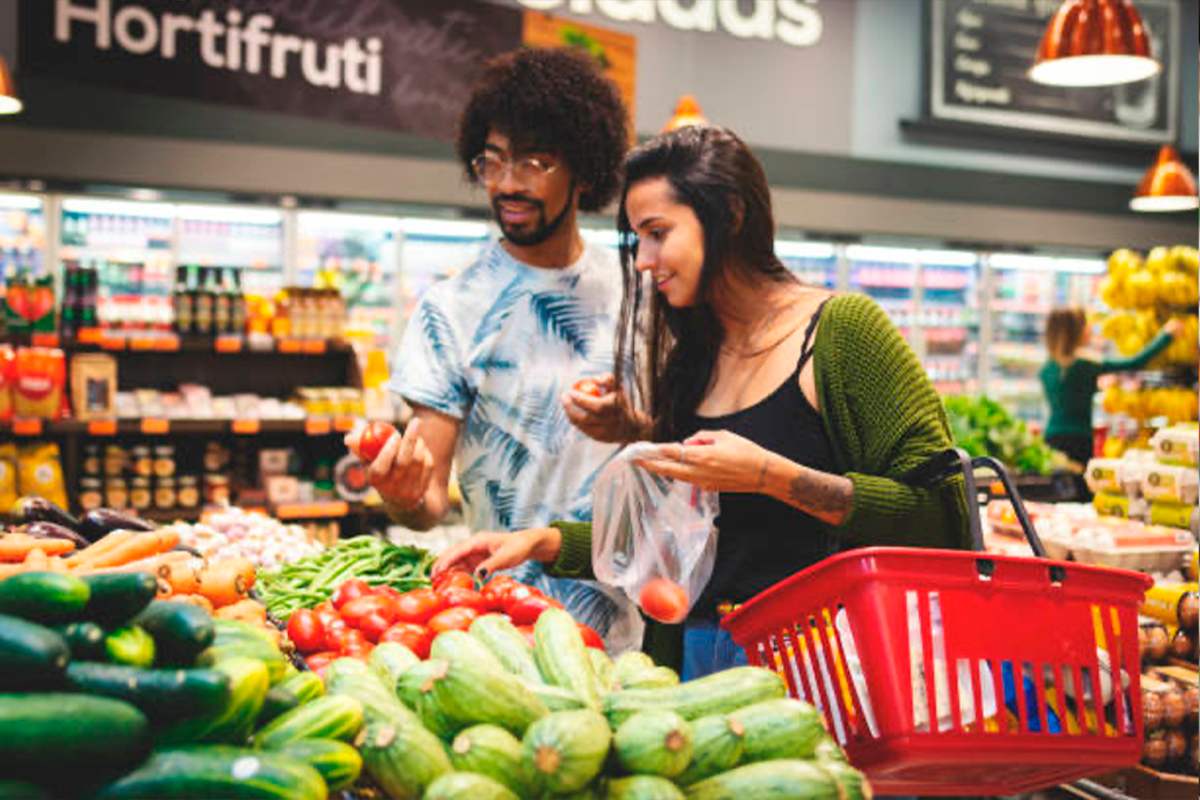 Supermercados em Goiás passam a fechar às 11h aos domingos