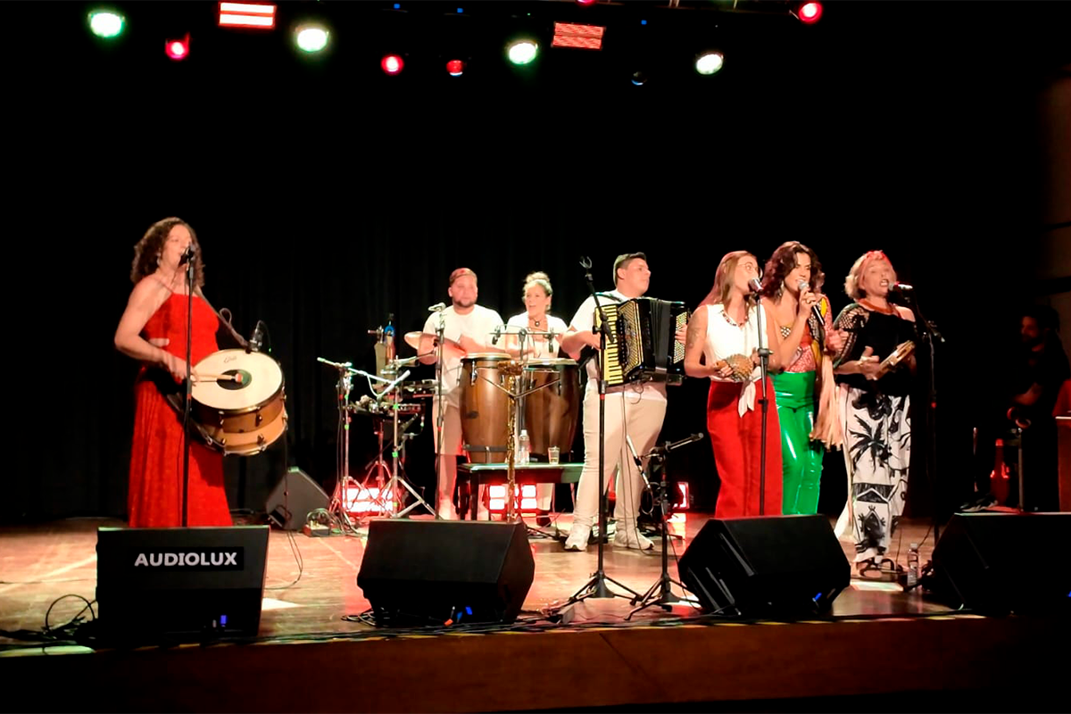 Zabumba de Chita faz participação especial no show de Mariana Aydar