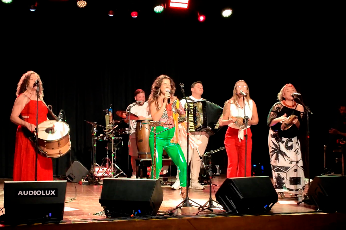 Zabumba de Chita faz participação especial no show de Mariana Aydar