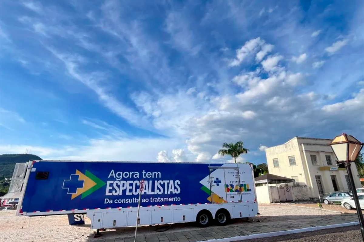 Agora Tem Especialistas: Pirenópolis recebe 1º ônibus do programa