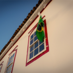 Bandeira do Brasil na janela colore Pirenópolis