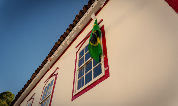 Bandeira do Brasil na janela colore Pirenópolis Bandeira do Brasil na janela colore Pirenópolis