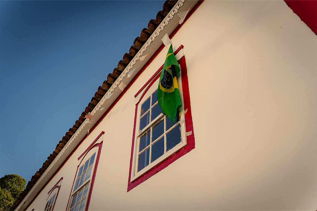 A Bandeira do Brasil na Janela: Como Colore Pirenópolis
