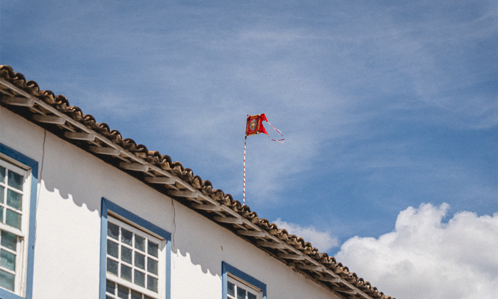Bandeira do Divino mantém viva uma tradição de Pirenópolis