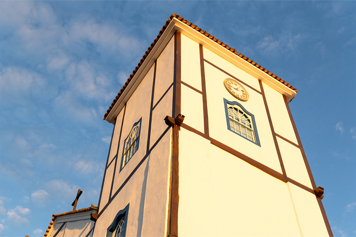 Igreja Matriz de Pirenópolis ganha destaque no entardecer