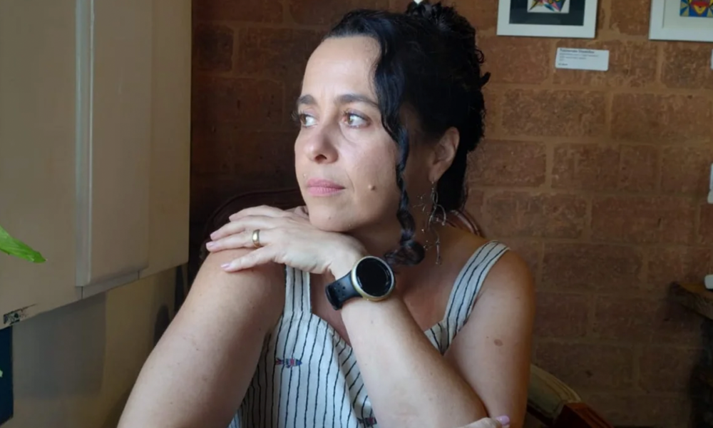 Juliane Pina expõe Metargilito: Pinturas de Chão e Passado