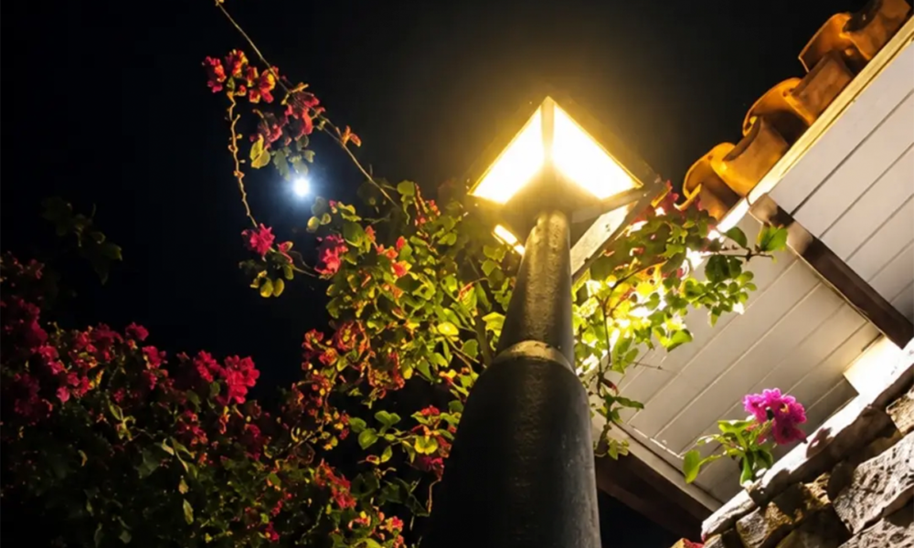 Pirenópolis à noite revela detalhes entre luz e arquitetura