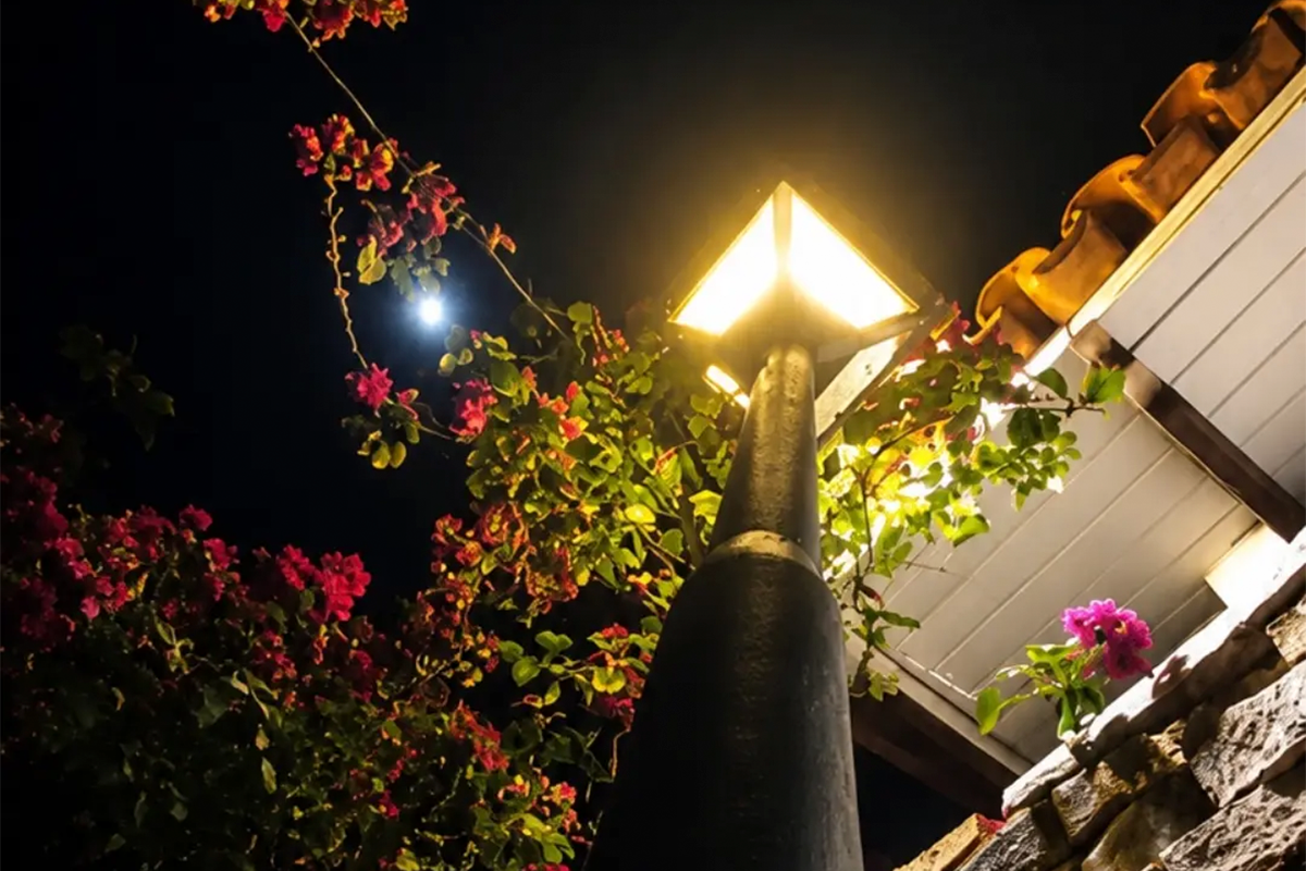 Pirenópolis à noite revela detalhes entre luz e arquitetura