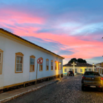 Pôr do sol em Pirenópolis colore o Centro Histórico
