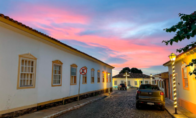 Pôr do sol em Pirenópolis colore o Centro Histórico