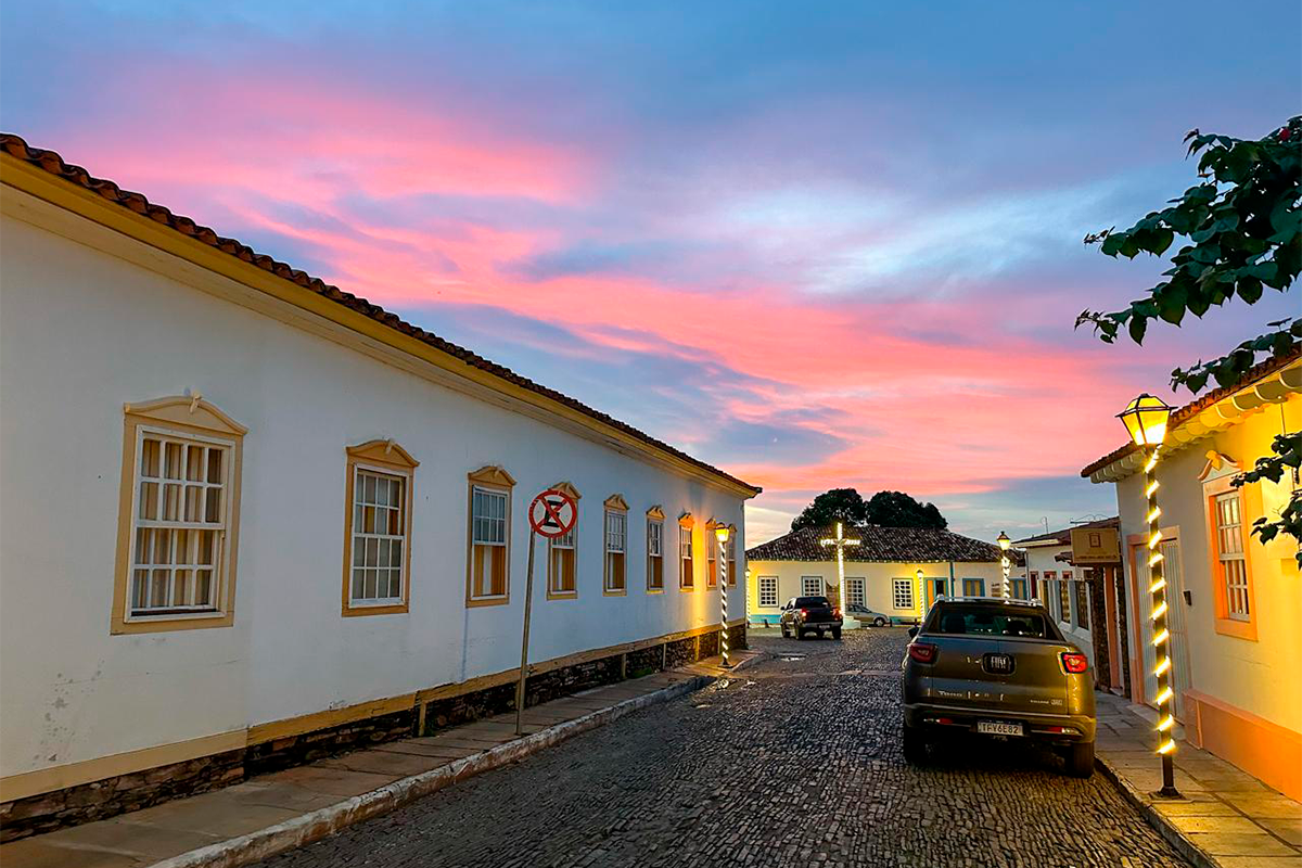 Pôr do sol em Pirenópolis colore o Centro Histórico